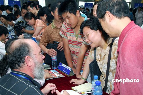 美高校因危机削减奖学金 学生赴美读研压力增